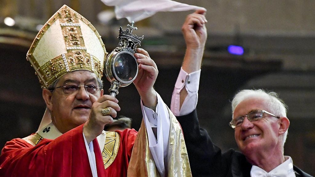 Napolin arkkipiispa Crescenzio Sepe pitelee esinettä, jonka sanotaan sisältävän 1200-luvulla kuolleen pyhimyksen San Gennaron verta. Kuva syyskuulta, jolloin esineessä olevan kuivuneen veren kerrottiin muuttuneen nestemäiseksi. Tradition onnistuminen otettiin vastaan ilolla.