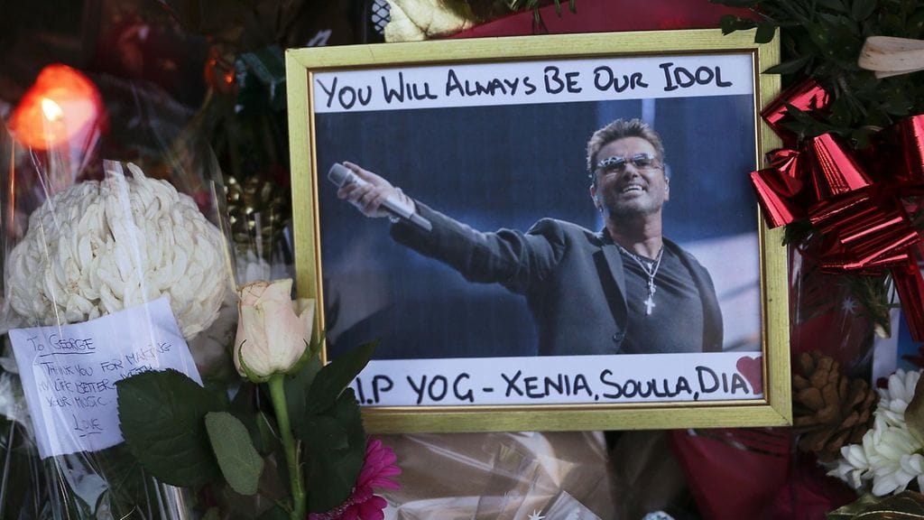 Fanit toivat muun muassa kynttilöitä George Michaelin Lontoon-kodin edustalle 26. joulukuuta 2016.