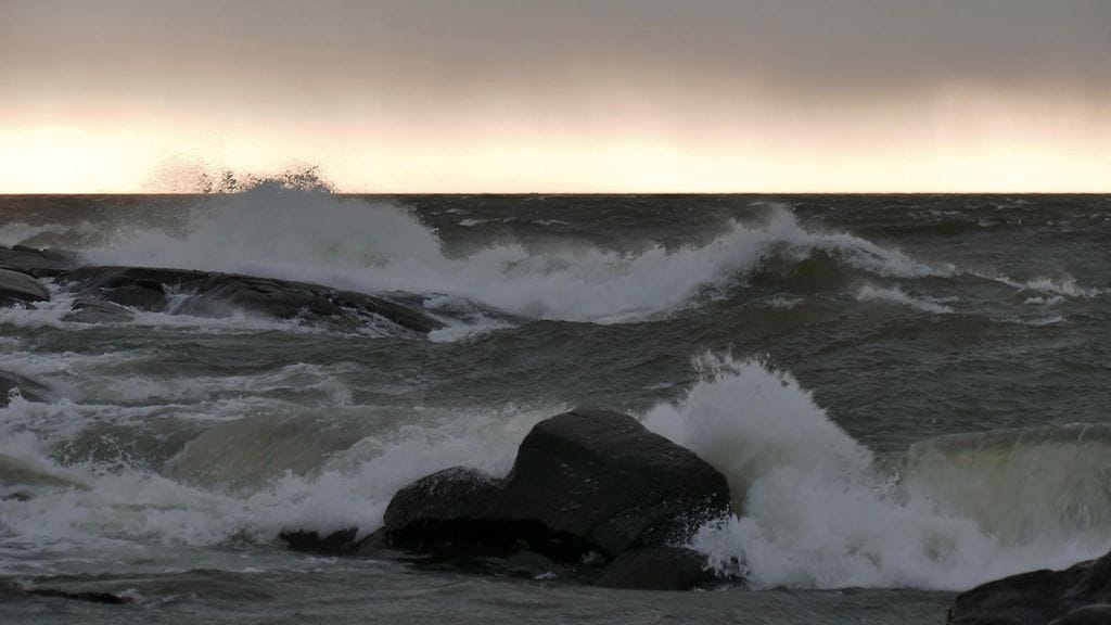 Matti Nurmi kuvasi näyttävät aallot joulukuun lopussa Porissa.