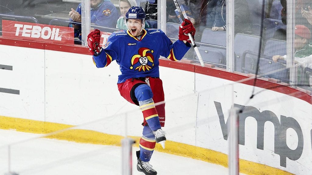 Tommi Huhtala tuulettaa maaliaan.