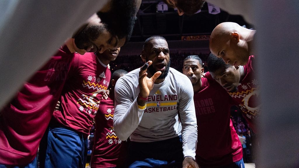 LeBron James johdatti joukkojaan joulupäivän huippupelissä Golden Statea vastaan.