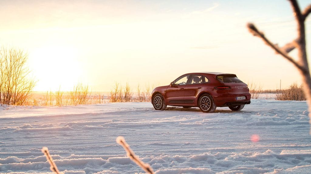 Porsche Macan kuvattuna Suomessa.