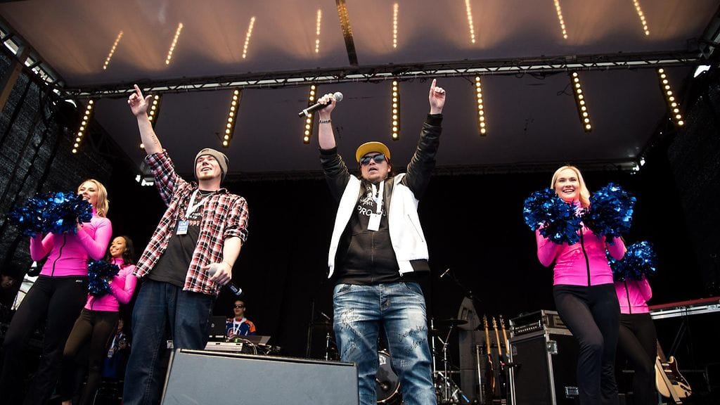 Mansesteri-yhtye ja jääkiekkojoukkue Tapparan cheerleaderit esiintyivät Tapparan kultajuhlissa 28. huhtikuuta 2016.