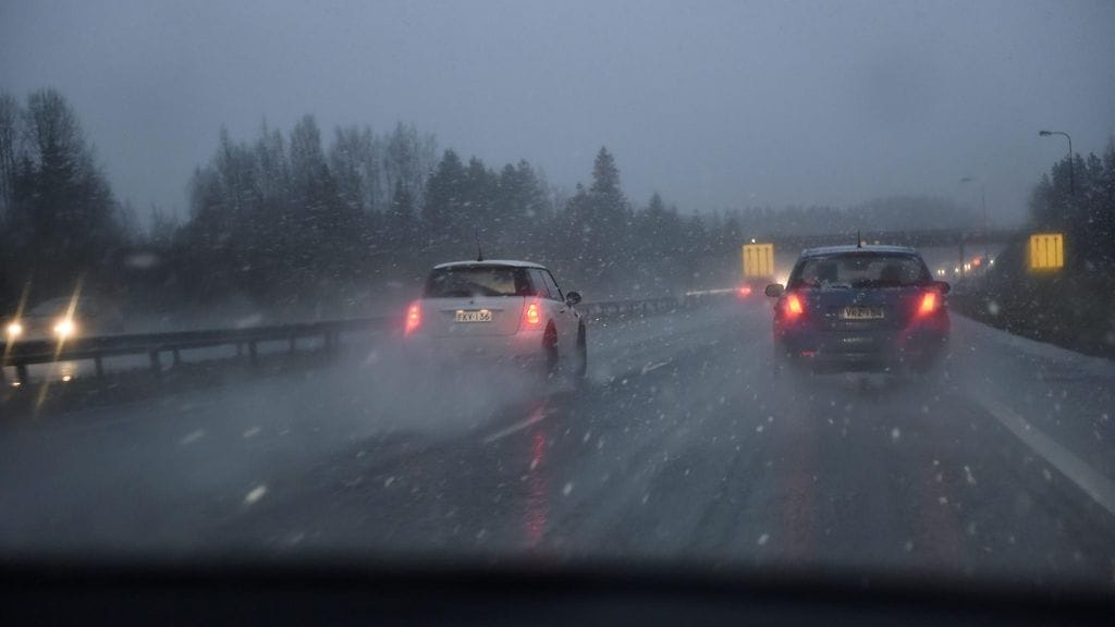 Voiko teleoperaattorilta ostaa pian puhelinliittymän lisäksi tienkäyttöoikeuden?