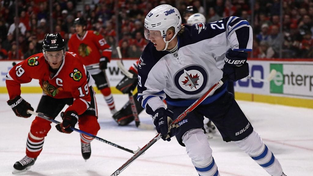 Patrik Laineen Winnipeg juhli voittoa Chicagossa.