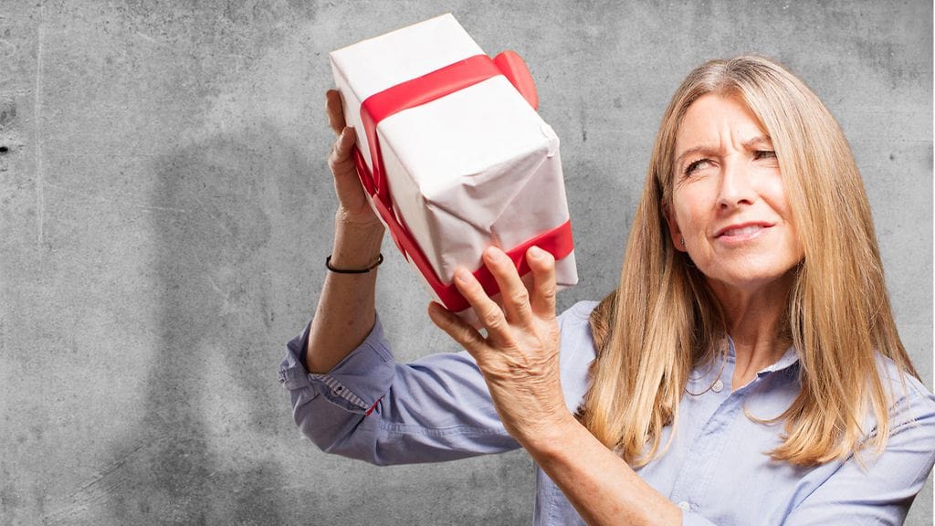 Kortiton lahjapaketti ei ollut äidin mieleen. Kuvituskuva.