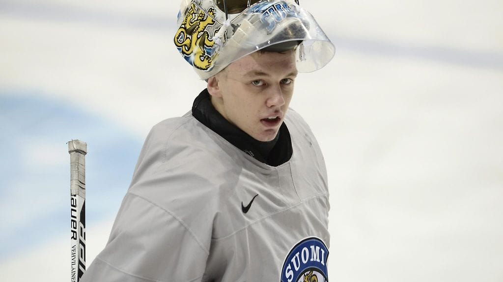 Veini Vehviläinen pelaa kärppämaalilla.