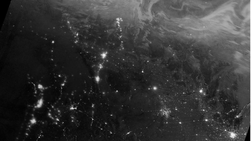 Arkistokuva. Suomi NPP -sateliitin ottama kuva revontulista Pohjois-Kanadan yllä 22.12.2016.
