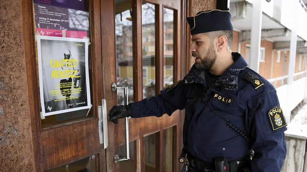Tukholmalaispoliisi Hanif Aziz partiossa Husbyn lähiössä Tukholmassa lauantaina 10. joulukuuta 2016.