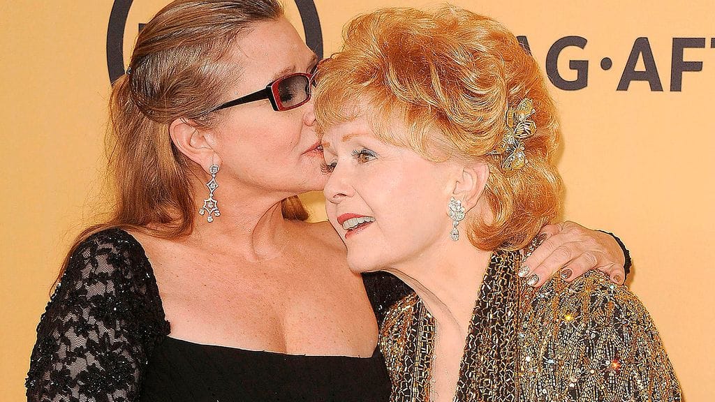 Carrie Fisher ja Debbie Reynolds kuvattuna Screen Actors Guild Awards -gaalassa 25. tammikuuta 2015. Reynolds palkittiin gaalassa elämäntyöstään.