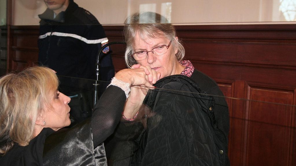 Jacqualine Sauvage kuvattuna lakimiehensä kanssa syyskuussa 2015 oikeudessa.