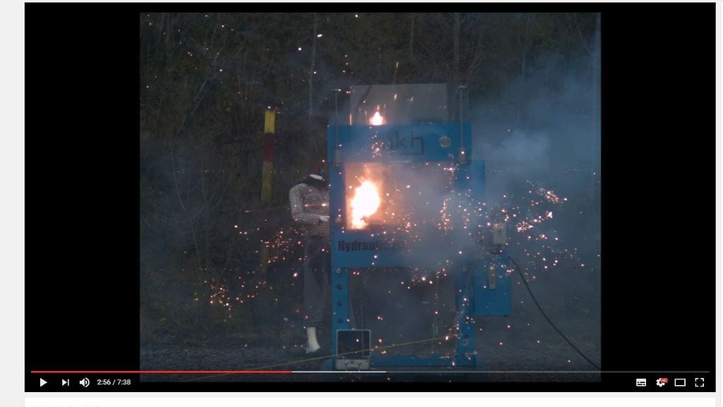 Tukes leikkii ilotulitteilla uudella turvavideollaan.