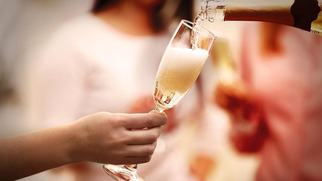 Kuohuviinin saa säilymään seuraavaan päivään jääkaapissa asettamalla teelusikan pullon suulle.