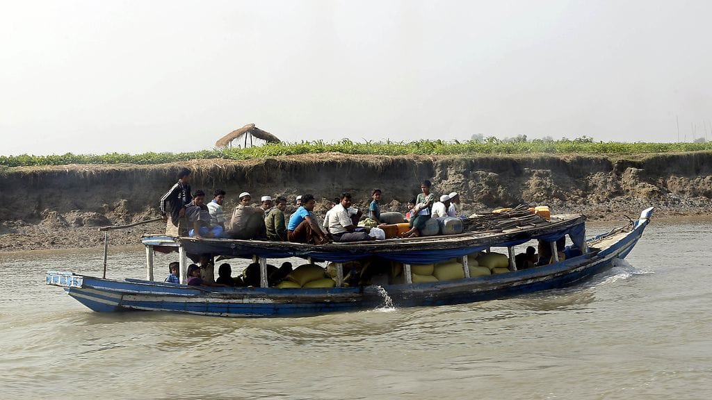 Muslimeja veneen kyydissä Naf-joella läntisessä Myanmarissa 20. joulukuuta 2016.