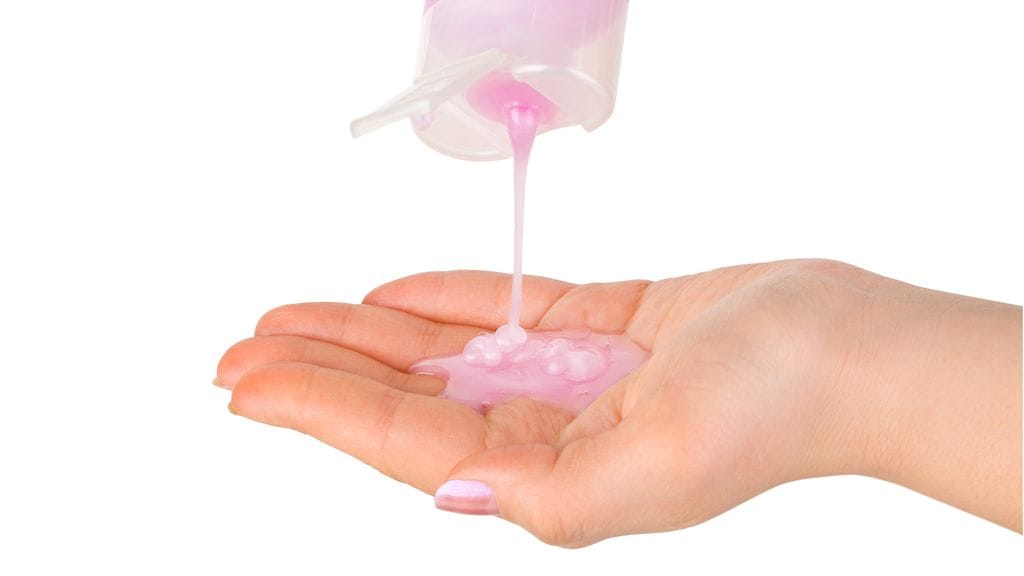 Älä tuhlaa shampoota! Liiallisella käytöllä on nimittäin enemmän haittaa kuin hyötyä.