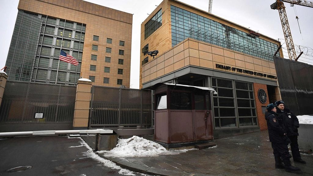 Venäläispoliiseja Yhdysvaltain Moskovan suurlähetystön edustalla 30. joulukuuta 2016.