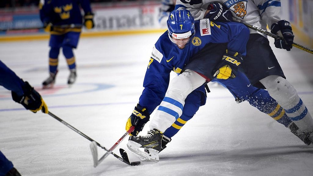 Puolustaja Oliver Kylington taisteli Suomea vastaan viime yön ottelussa.