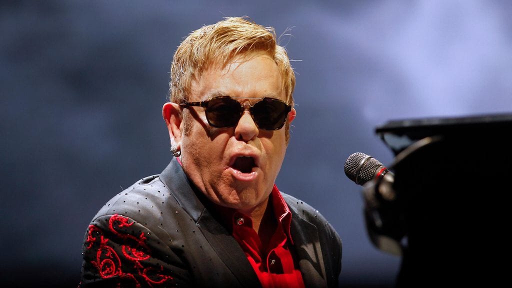 Elton John toipuu silmätulehduksista hitaasti.