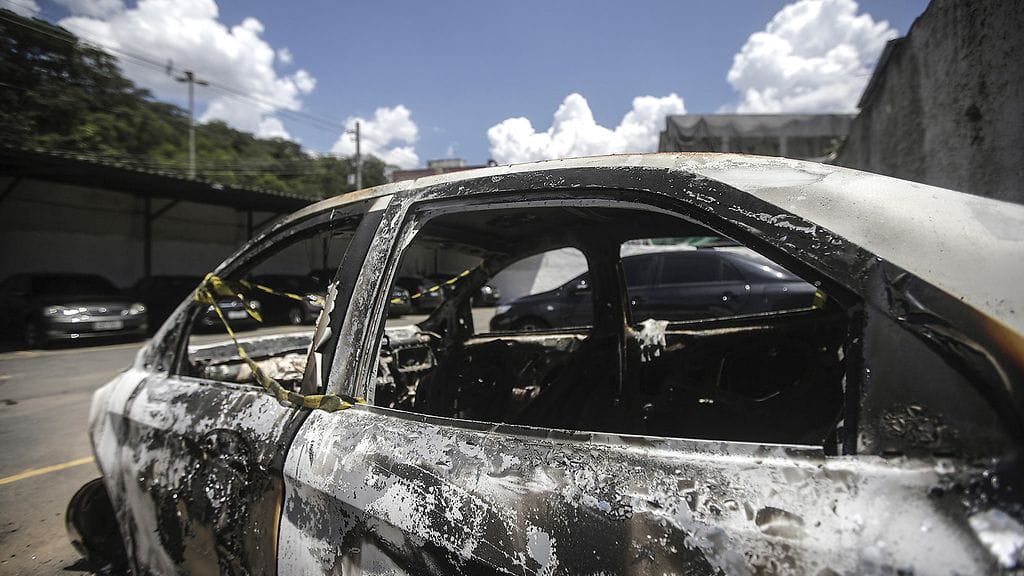 Suurlähettilään ruumis löytyi tästä poltetusta autosta Rio de Janeiron esikaupunkialueelta torstaina.
