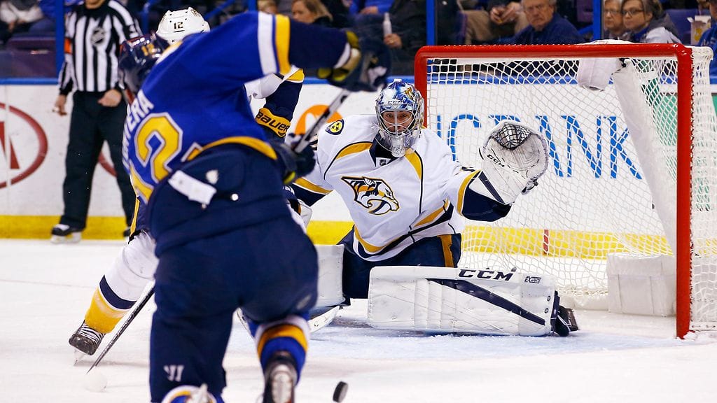 Juuse Saros pysäyttää maanmiehensä Jori Lehterän laukauksen.