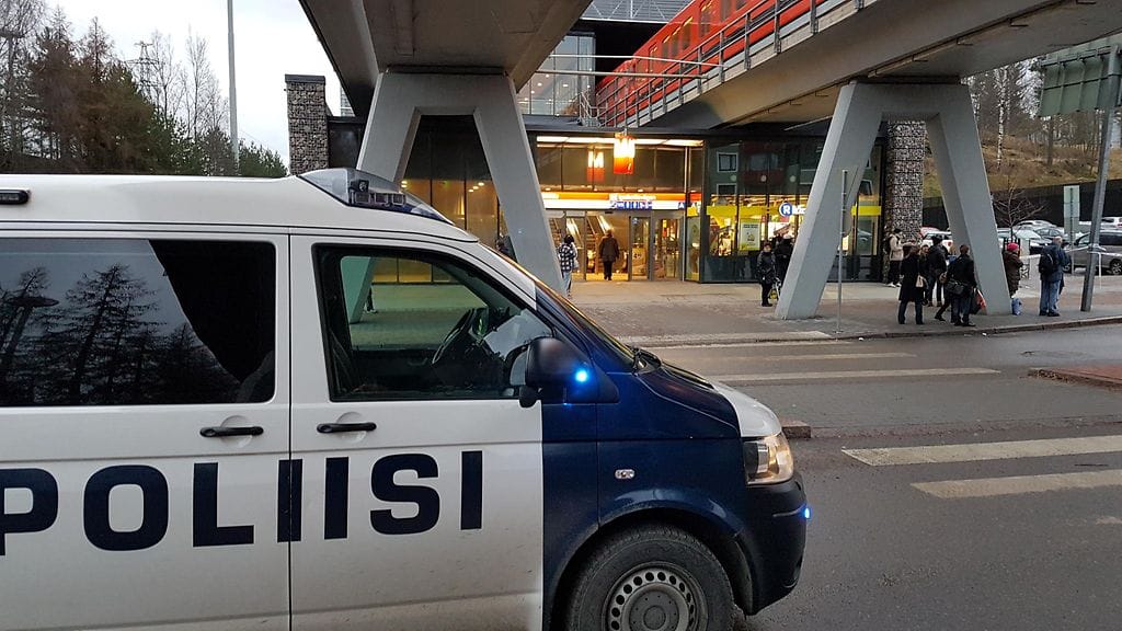 Helsingin pelastuslaitoksen päivystävän palomestarin mukaan  Siilitien metroaseman läheisyydessä törmäillyt auto runnoi autoja ja ihmisiä yli sadan metrin matkalla.