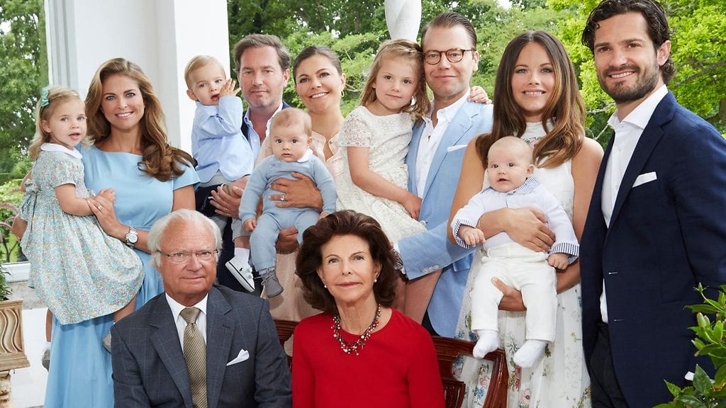 Ruotsin hovin perhepotretti kesältä 2016. Etualalla istumassa kuningas Kaarle XVI Kustaa ja kuningatar Silvia, takarivissä vasemmalta oikealle prinsessa Leonore äitinsä prinsessa Madeleinen sylissä, prinssi Nicolas isänsä Chris O'Neillin sylissä, prinssi Oscar äitinsä kruununprinsessa Victorian sylissä, prinsessa Estelle isänsä prinssi Danielin sylissä, prinssi Alexander äitinsä prinsessa Sofian sylissä sekä prinssi Carl Philip.