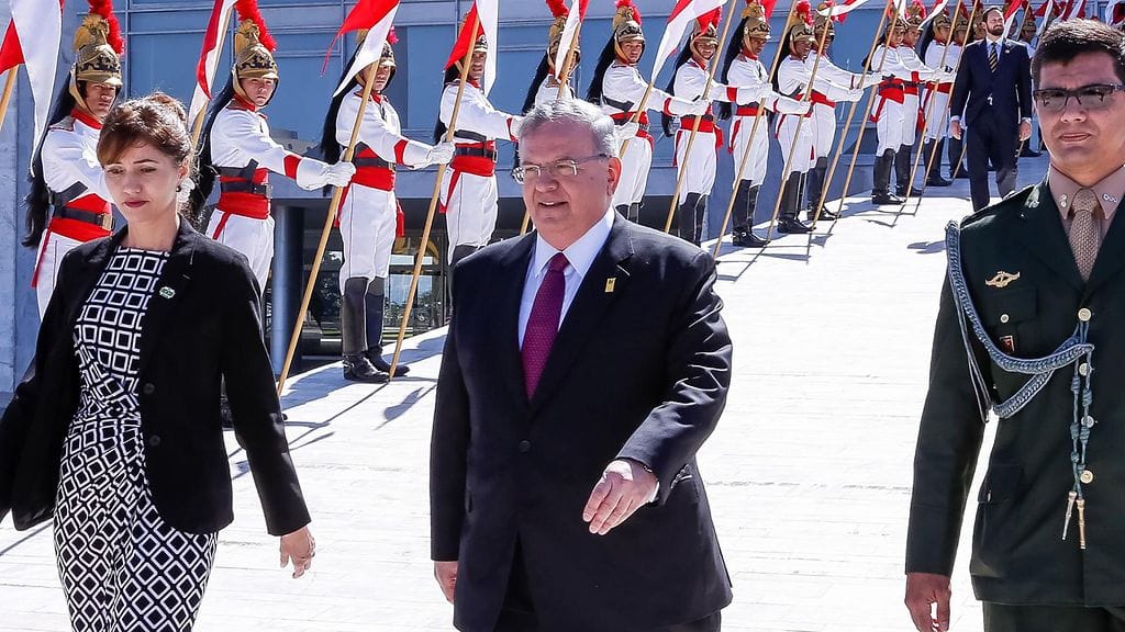 Kreikan Brasilian-suurlähettiläs Kyriakos Amiridis (kuvassa keskellä) löydettiin surmattuna Rio de Janeirosta torstaina.