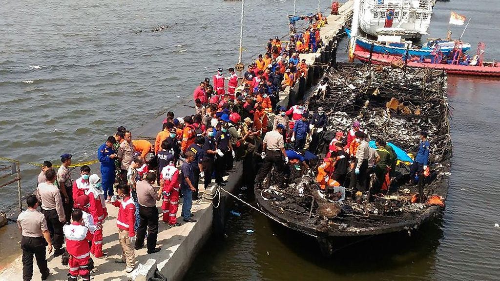 Pelastajat tukivat laivaa, joka syttyi palamaan Indonesiassa matkalla maan pääkaupungin Jakartan pohjoispuolella sijaitsevalle saarelle.