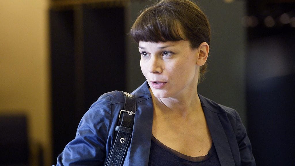 Helsingin kaupunginvaltuuston puheenjohtaja Mari Puoskari menossa kuuntelemaan taidevaikuttajien näkemyksiä Guggenheim-museohankkeesta Helsingissä 13. elokuuta 2013.