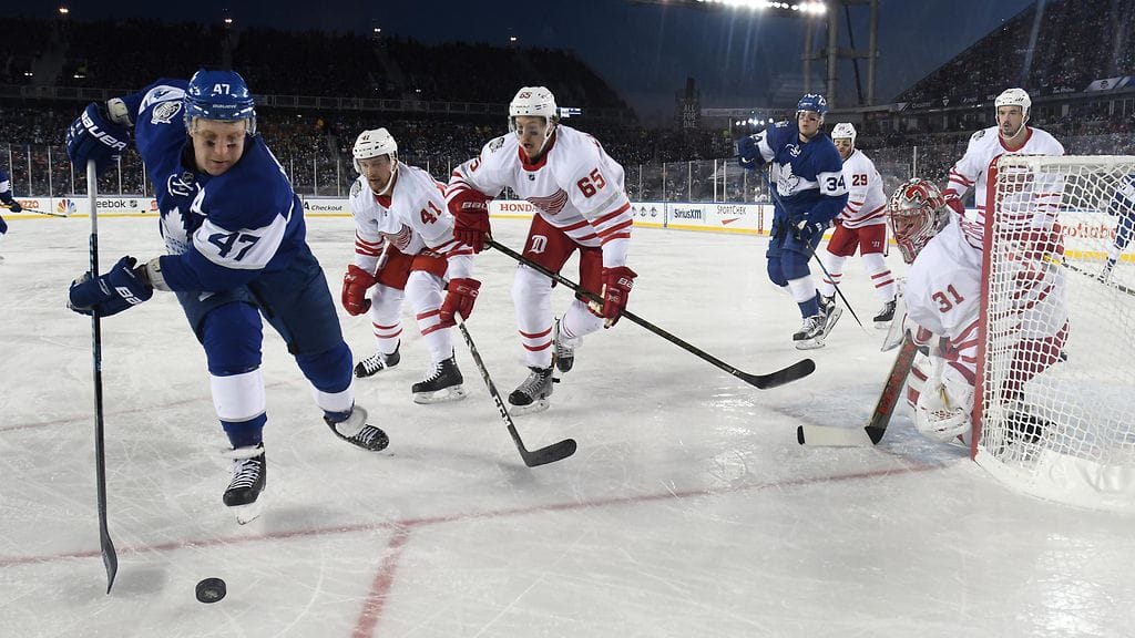 Leo Komarov neppailee Detroitin maalin kulmalla.