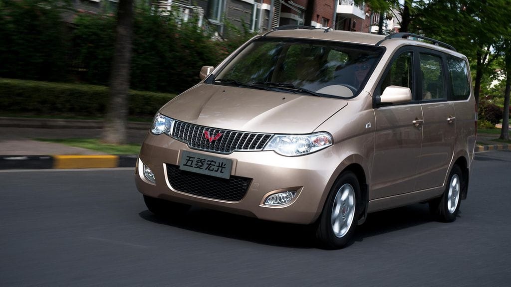 Kiinalainen Wuling Hong Guang on seitsemänpaikkainen tila-auto.