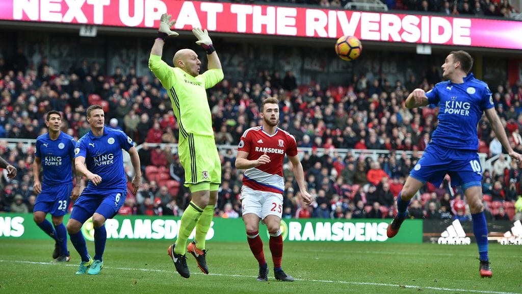 Leicesterin Andy King (oik.) yritti ohittaa Middlesbrough-maalivahti Brad Guzanin.