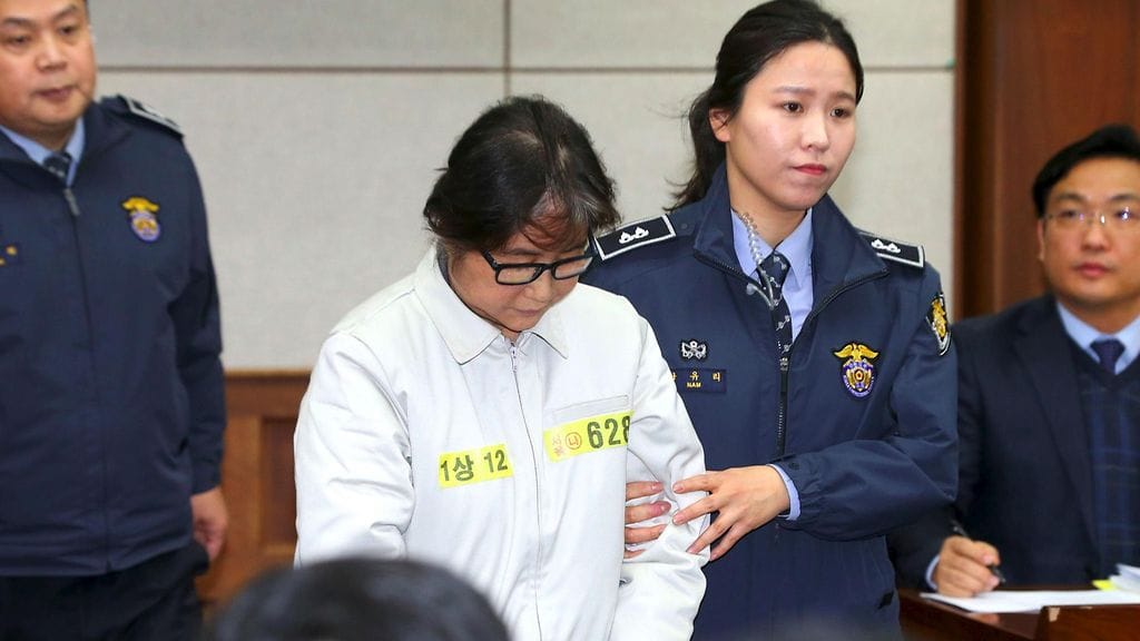 Etelä-Korean Rasputiniksi syytetty Choi Soon-Sil saapui oikeuteen 19. joulukuuta.
