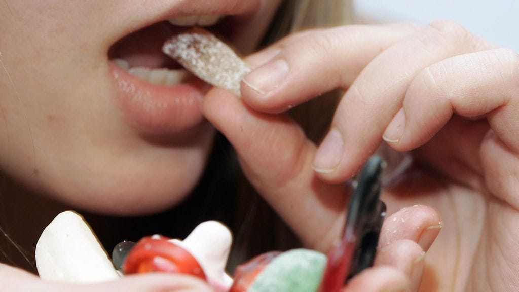 Suklaa ja makeiset ovat suomalaisten suurin pahe, paljastaa kyselytutkimus.