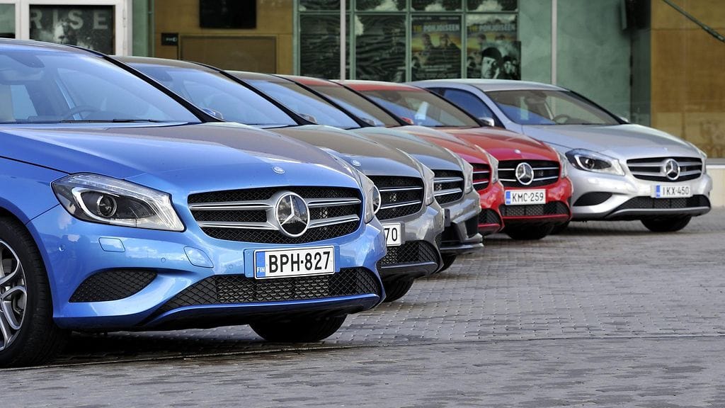 Mercedes-Benzin A-sarjalaisia Uudessakaupungissa.