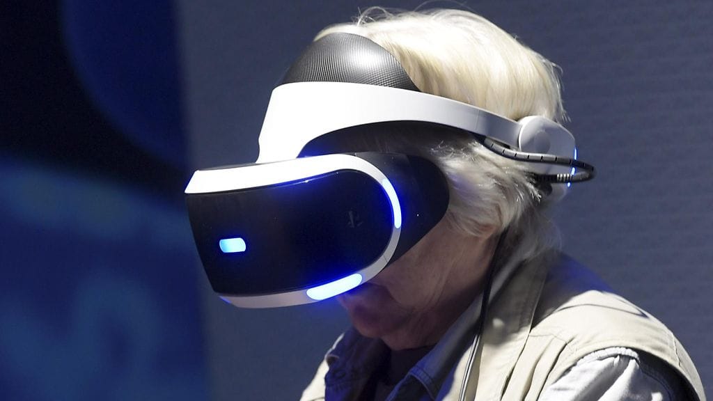 Iäkkäämpi virtuaalipelaaja GameXpo-messuilla Helsingissä 4. marraskuuta 2016.