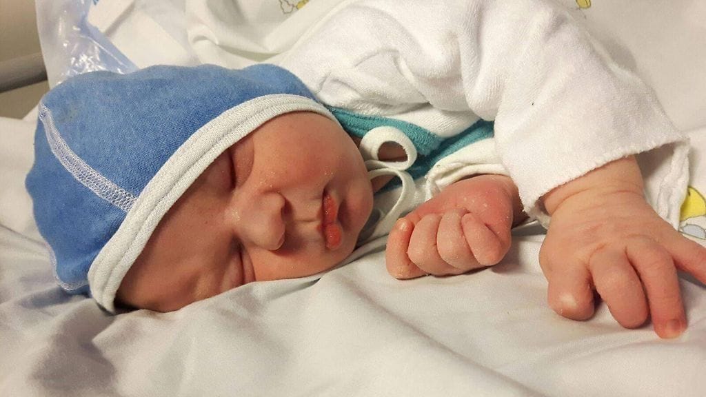 Jonna Knuutisen ja Tuomas Hernesniemen pientä poikaa kutsutaan toistaiseksi lempinimellä Papu.