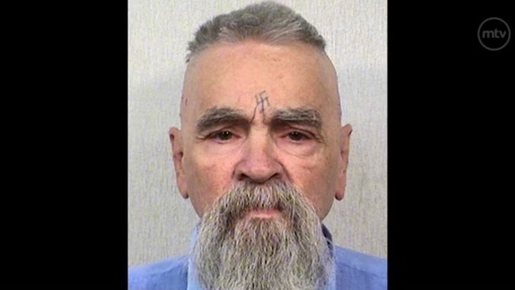 Elinkautista vankeustuomiota kärsinyt Charles Manson kuoli 83-vuotiaana.