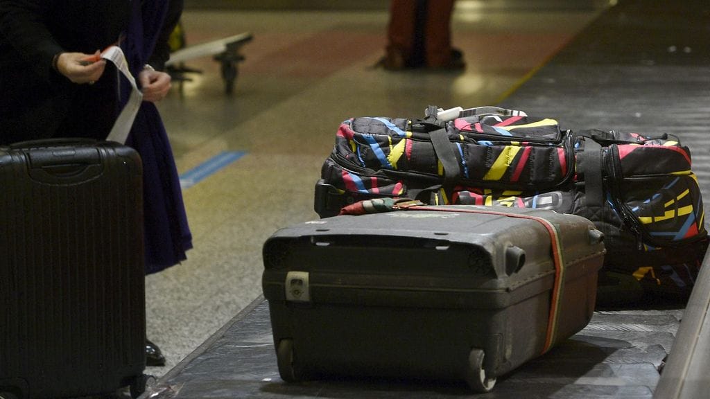 Mies lensi matkalaukkujen kanssa lähes 500 kilometrin matkan.