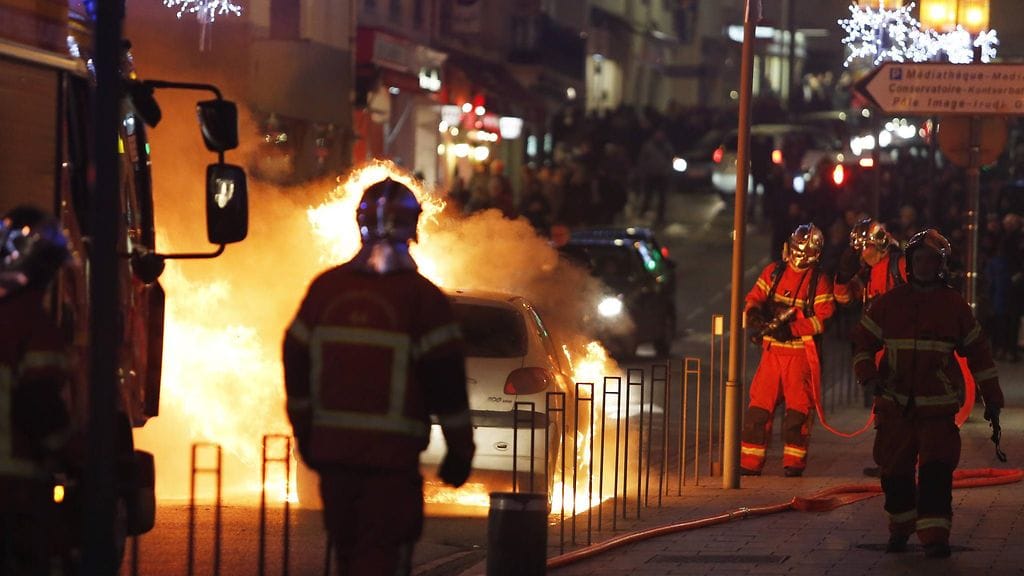 Autoja paloi jo päivää ennen varsinaista uudenvuodenjuhlintaa.