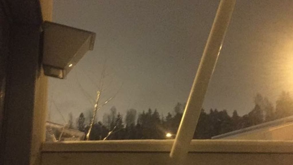 Yöllisen, kymmeniä ihmisiä herättäneen salaman ja jyrinän jälkeinen taivas Espoon Kuurinkalliossa. Kuva: Marika Poikolainen.