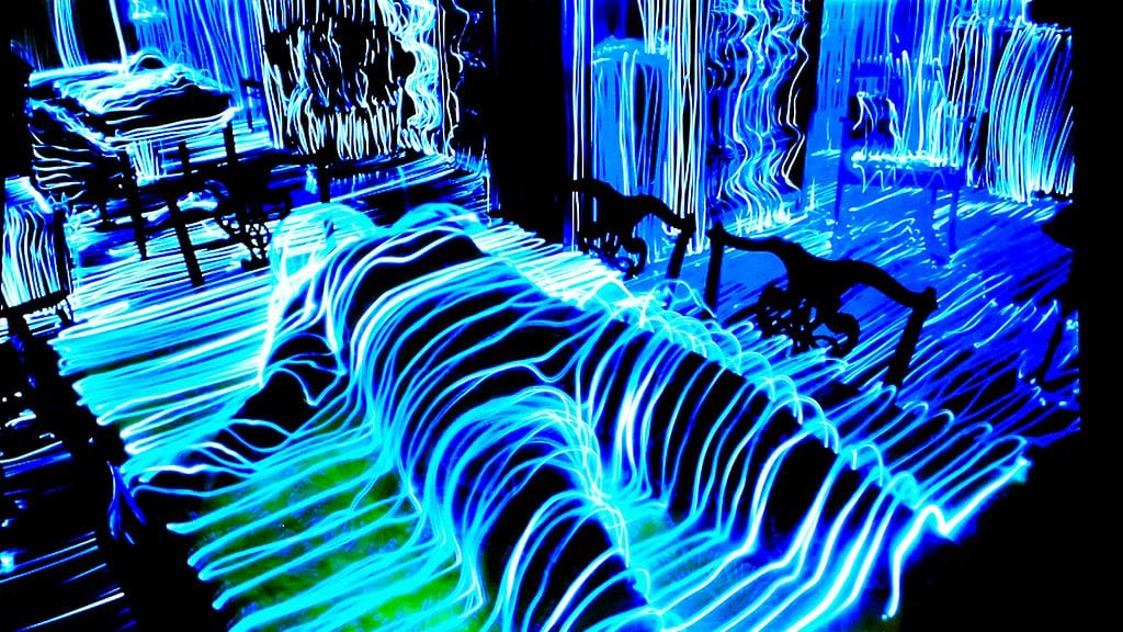 Janne Parviaisen Valomaalauksia on esillä Kaapelitehtaan Lux In -näyttelyssä.