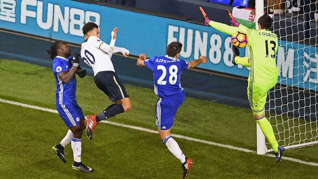 Dele Alli puskemassa 2-0-osumaa.