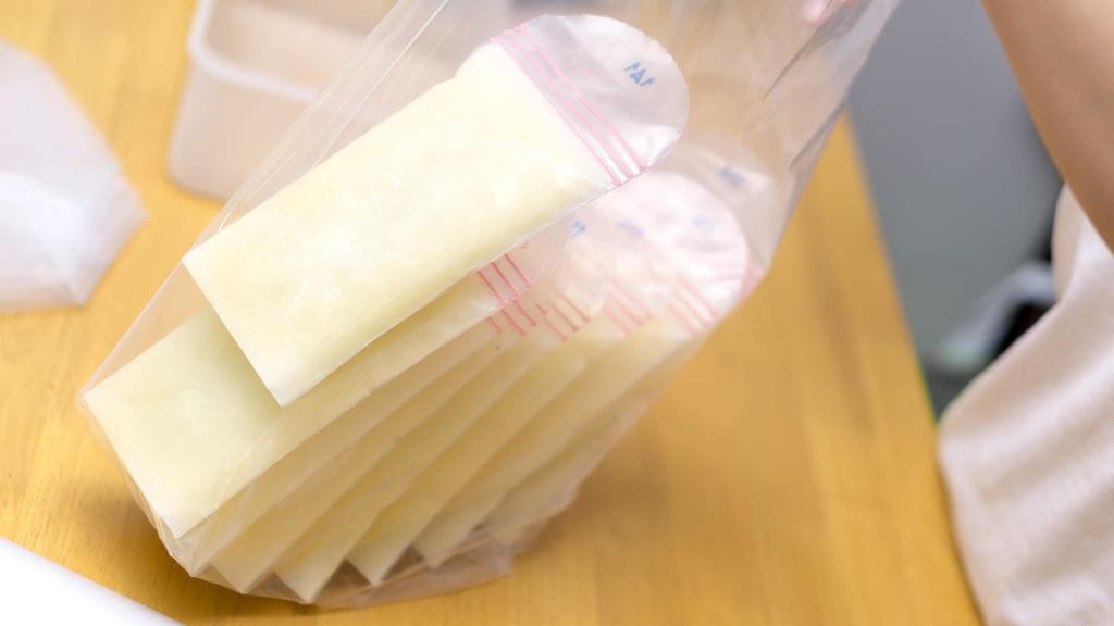 Äiti joutui heittämään lentokenttien hyväksymiin pusseihin pakatun rintamaidon pois.