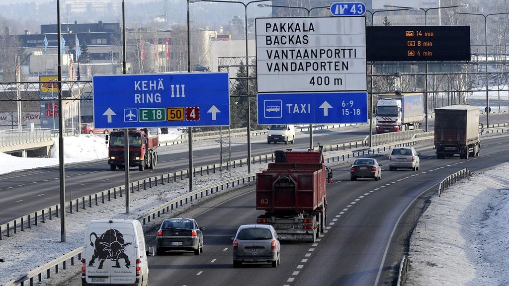 Liikennettä Kehä III:lla Vantaalla.