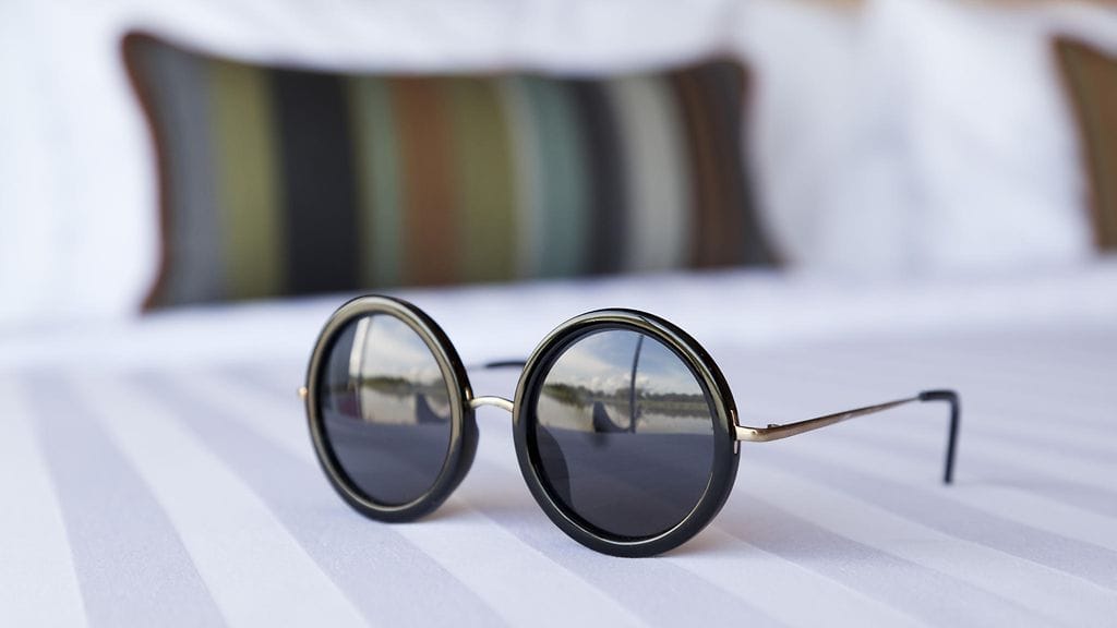 Jos univaikeudet vaivaavat, kaiva aurinkolasit kaapin pohjalta. Nyt niille on taas käyttöä.