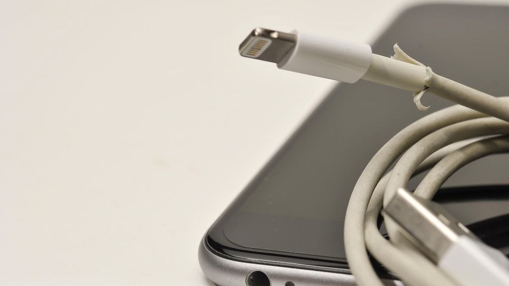 Mobiililaitteita tulisi asiantuntijan mukaan ladata vain sille tarkoitetulla laturilla.