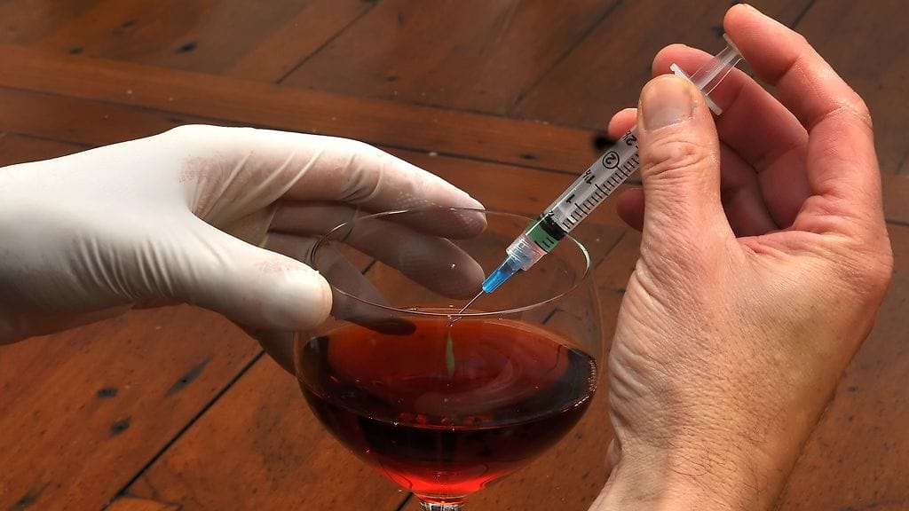 Tyrmäystippojen laittamista drinkkilasiin. Kuvituskuvaa, ei liity tapaukseen.