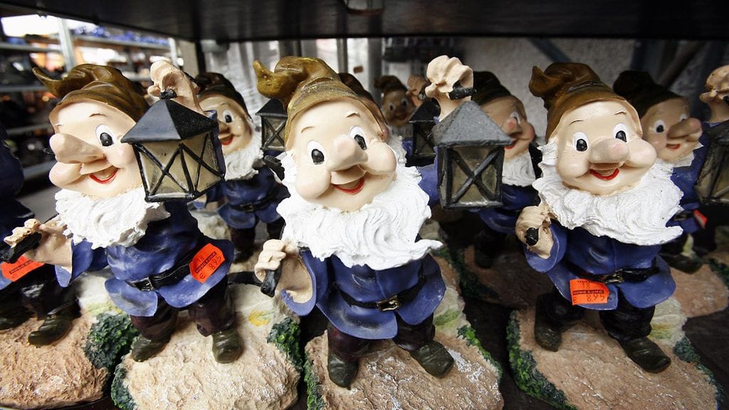 Puutarhatonttuja myynnissä Hong Kong -tavaratalossa.