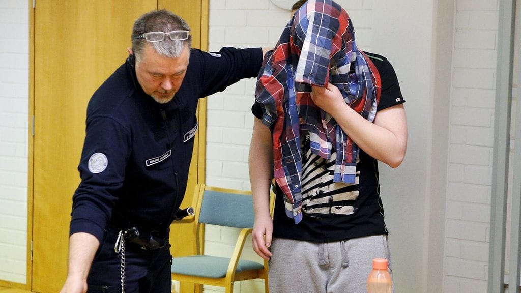 Muhoksen perhekotisurmasta syytetty nuorimies Oulun käräjäoikeudessa keskiviikkona 9. joulukuuta 2015.